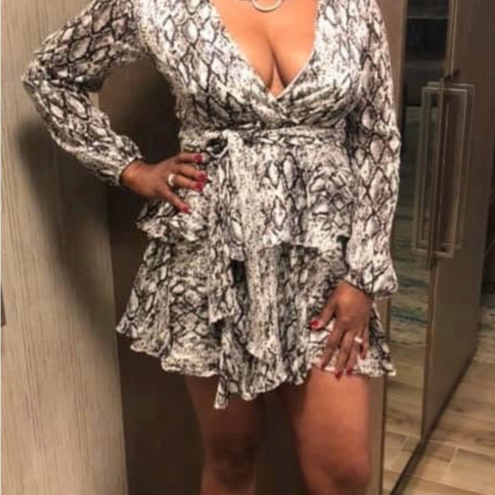 DO+BE Black and White Snake Print Long Sleeve Mini Dress